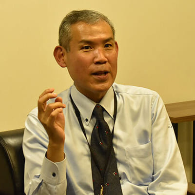 管理本部　財務部長　芝本様